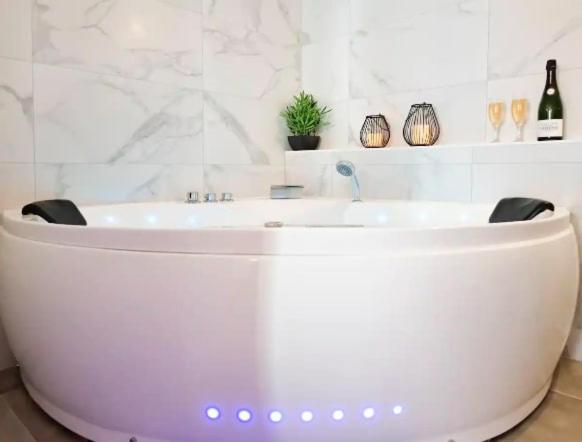 Majord'Home Spa 4*-L'Elegance-Balneo Vieille Ville Annecy Buitenkant foto